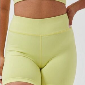 ✨ NWT Outdoor Voices Move Free 6” Shorts Gecko Sz Small